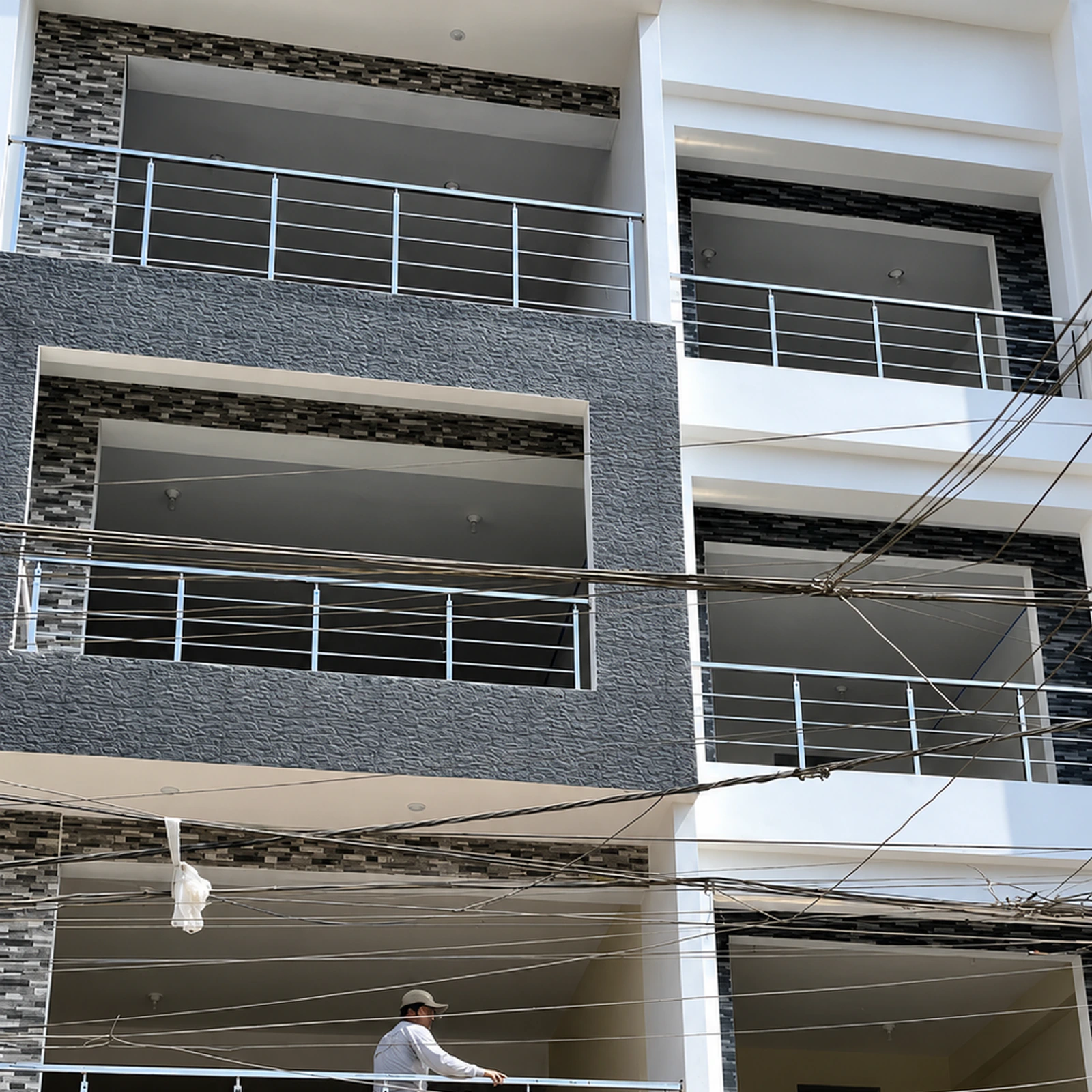 Barandas de acero inoxidable instaladas en los balcones de un edificio de varios pisos