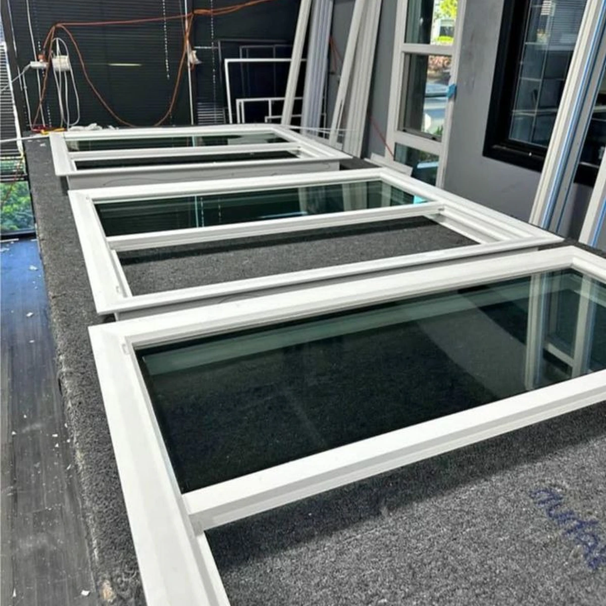 Marcos de aluminio en proceso de fabricación