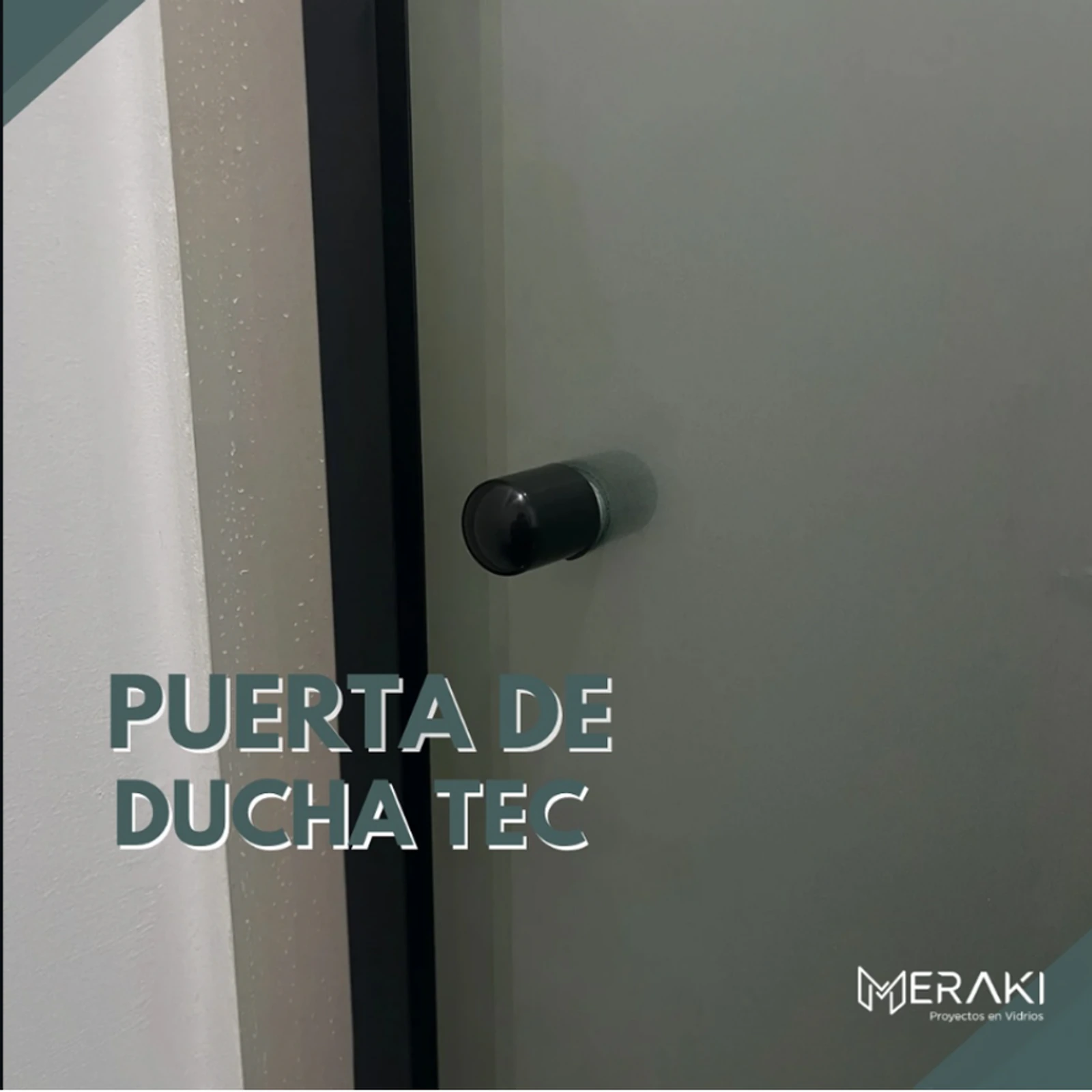 Detalle del tirador de una puerta de ducha de vidrio templado