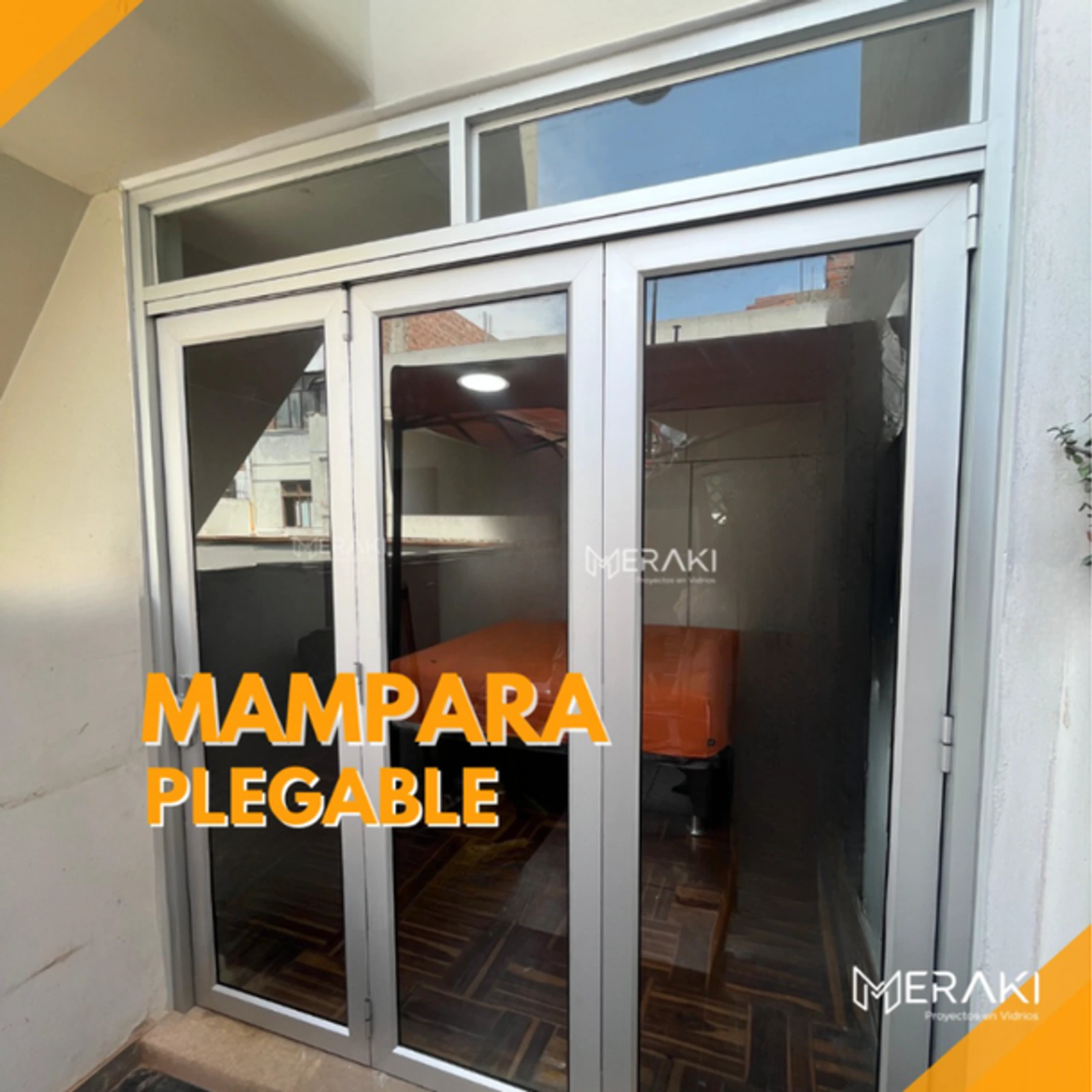 Mampara plegable de aluminio blanco cerrada, en el acceso a una vivienda