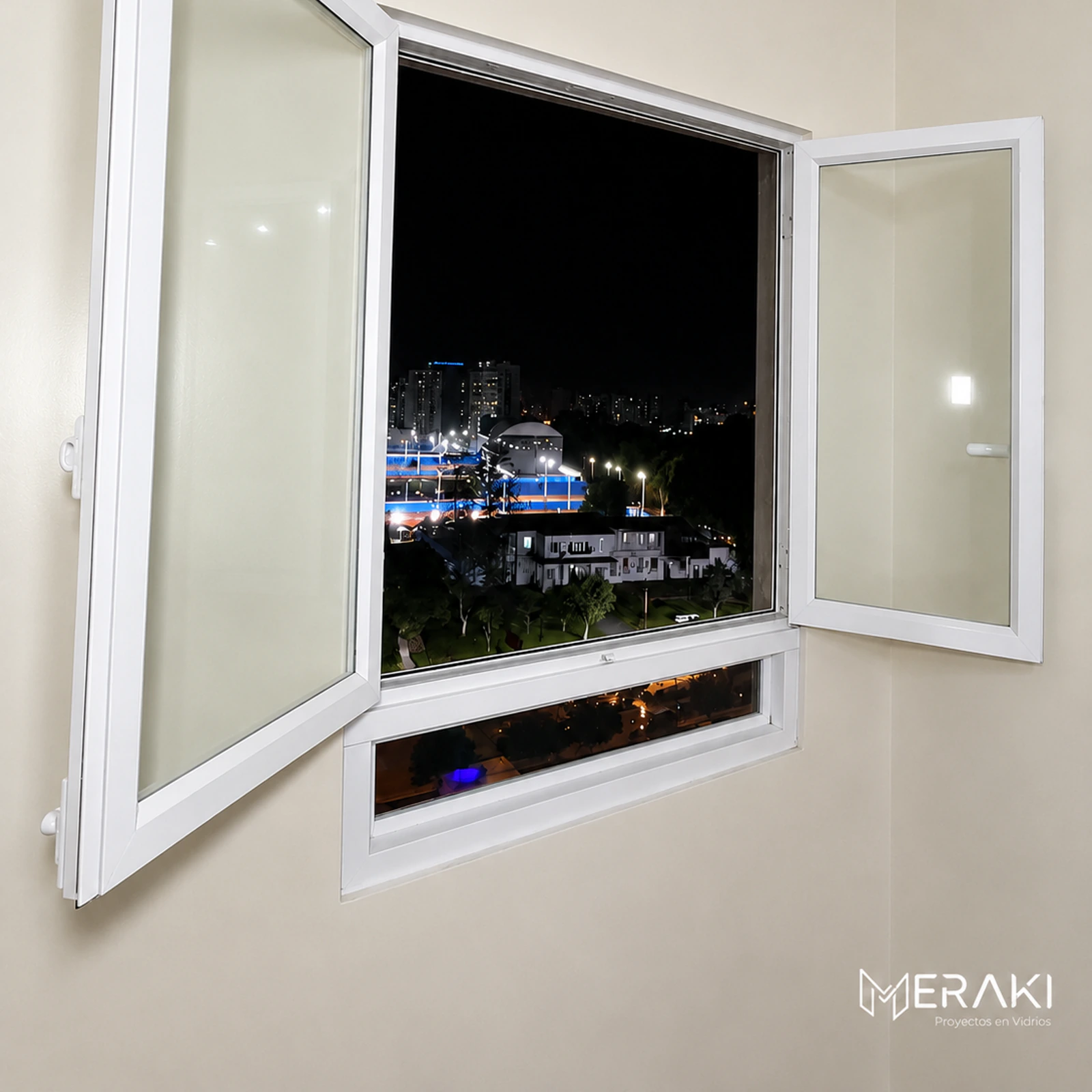 Ventana batiente de aluminio blanco abierta, con vista nocturna a la ciudad