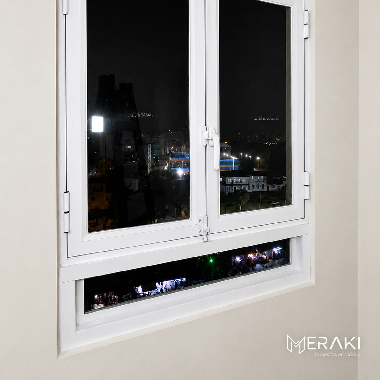 Ventana batiente de dos hojas con paño fijo inferior, cerrada