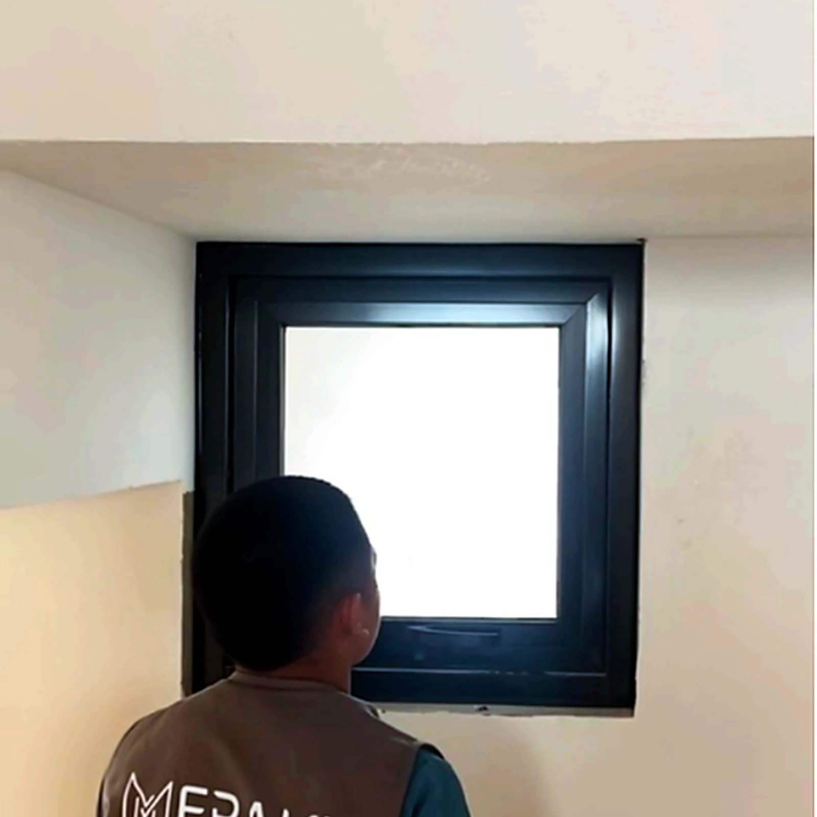 Técnico de Meraki frente a una ventana proyectante de aluminio negro