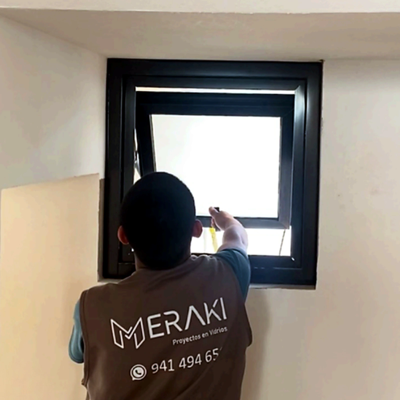 Técnico de Meraki abriendo una ventana proyectante de aluminio negro